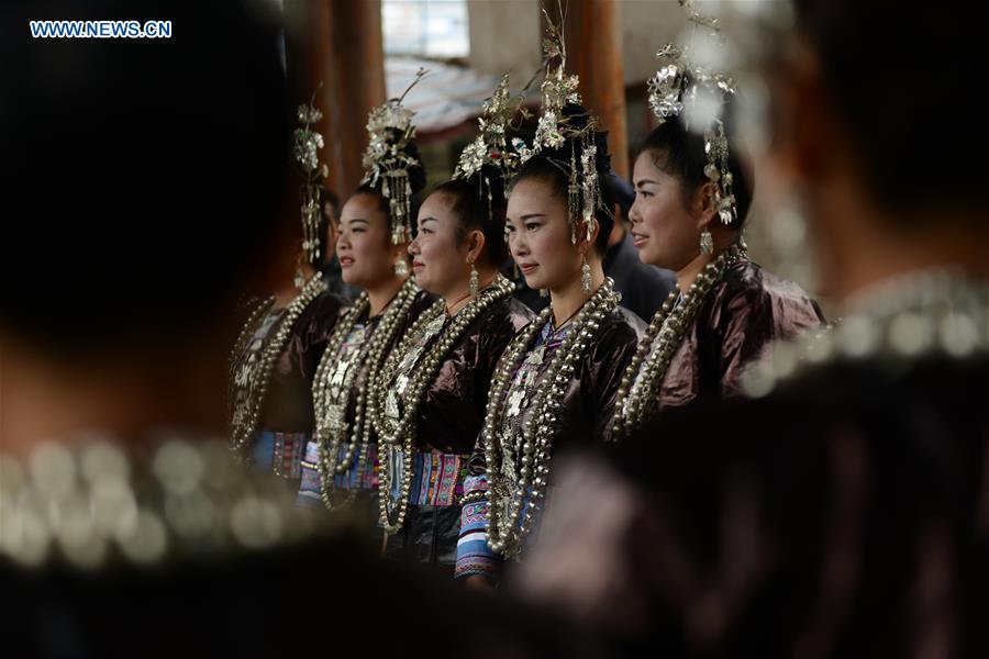 Dong ethnic group singers sing Ka Lau chorus at contest