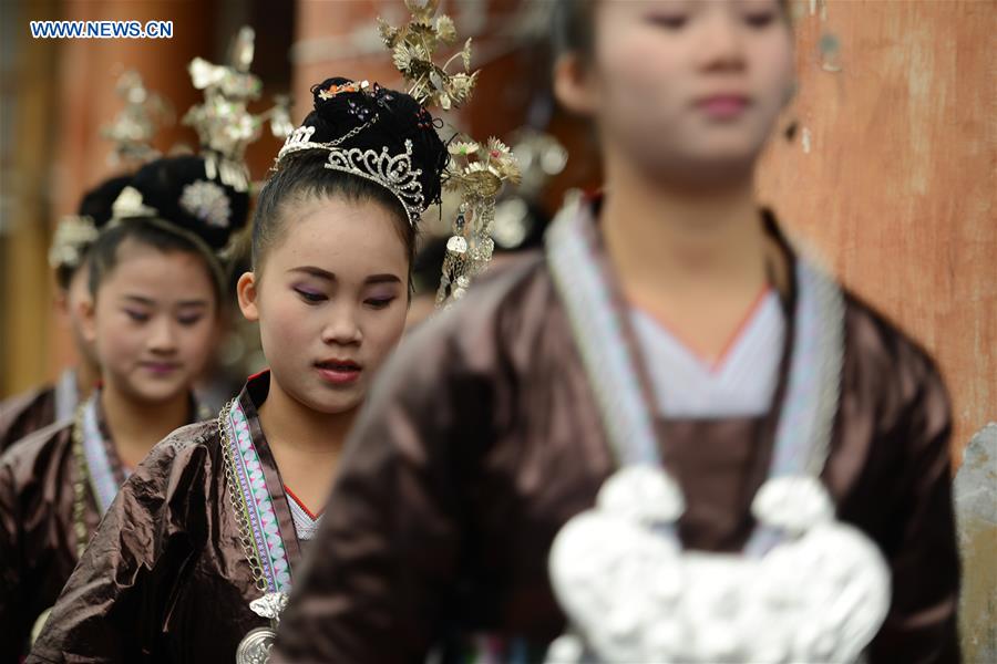 Dong ethnic group singers sing Ka Lau chorus at contest