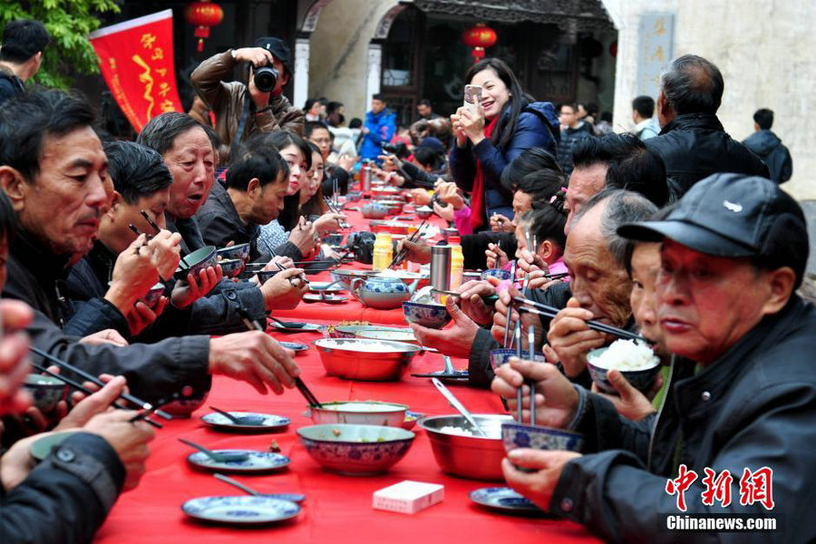 Long table banquet held to celebrate harvest in E China<BR>