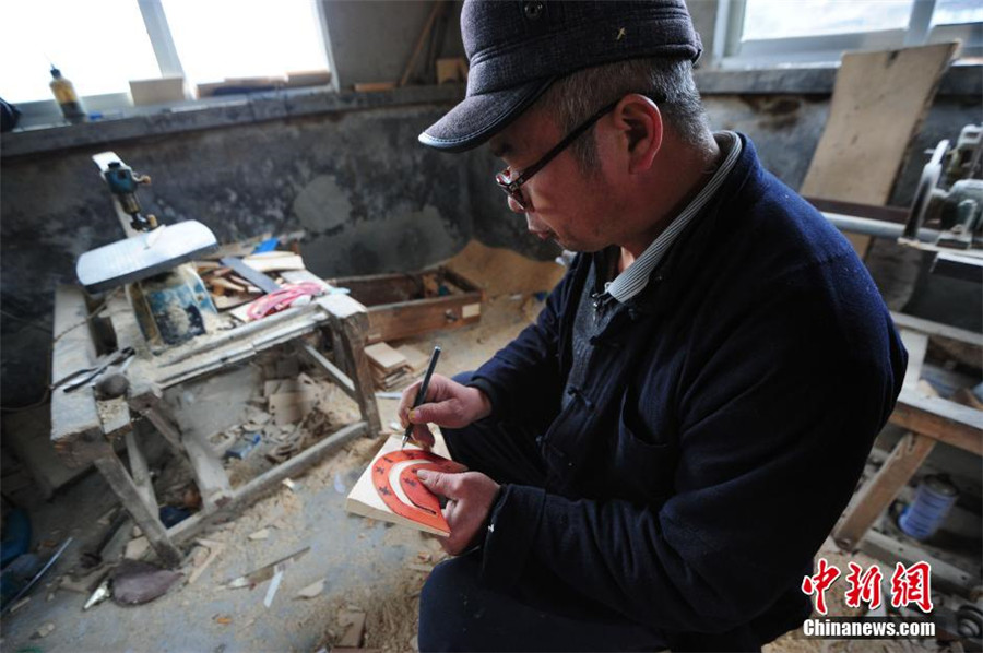 Family carries on tradition of making Miao wooden combs