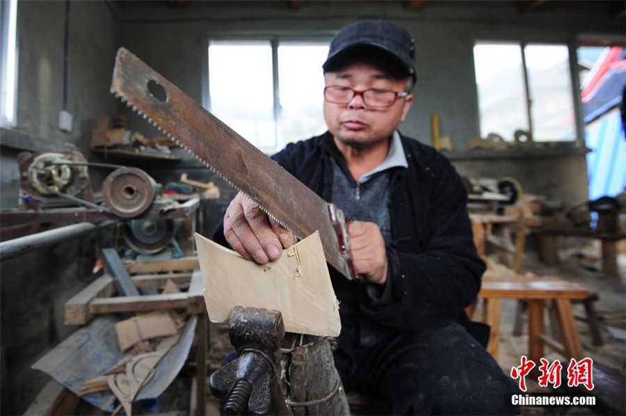 Family carries on tradition of making Miao wooden combs