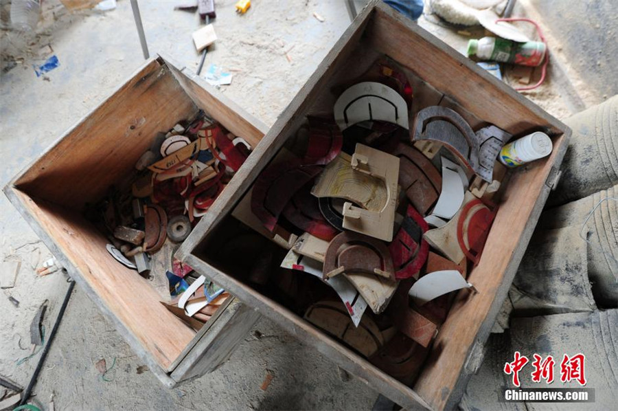 Family carries on tradition of making Miao wooden combs