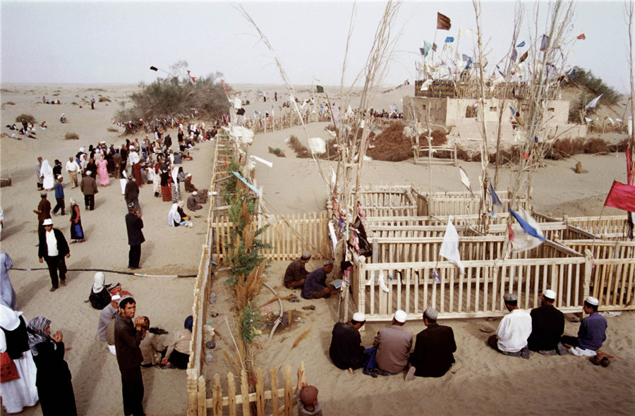 'Road to the Homeland' folk photography exhibition on display