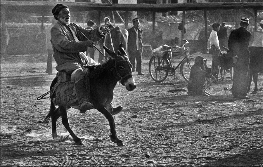 'Road to the Homeland' folk photography exhibition on display