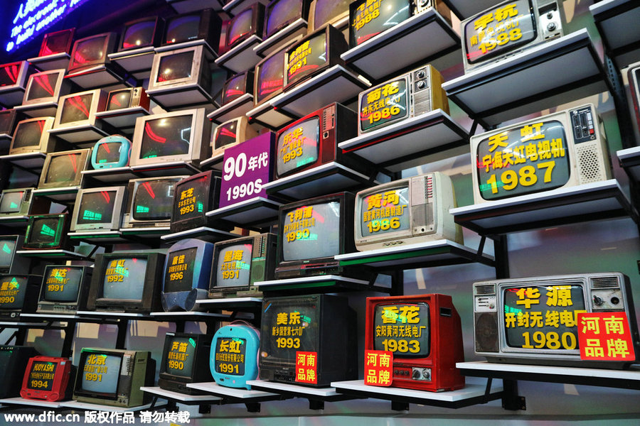 Hundreds of old TV sets displayed to call for environmental protection