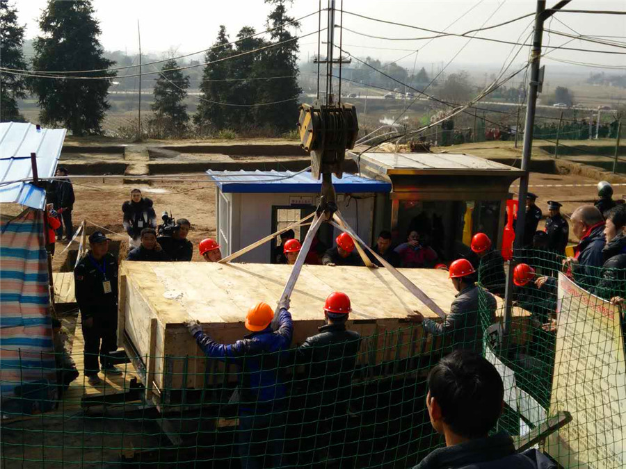 Main coffin from Haihunhou cemetery moved to lab for research