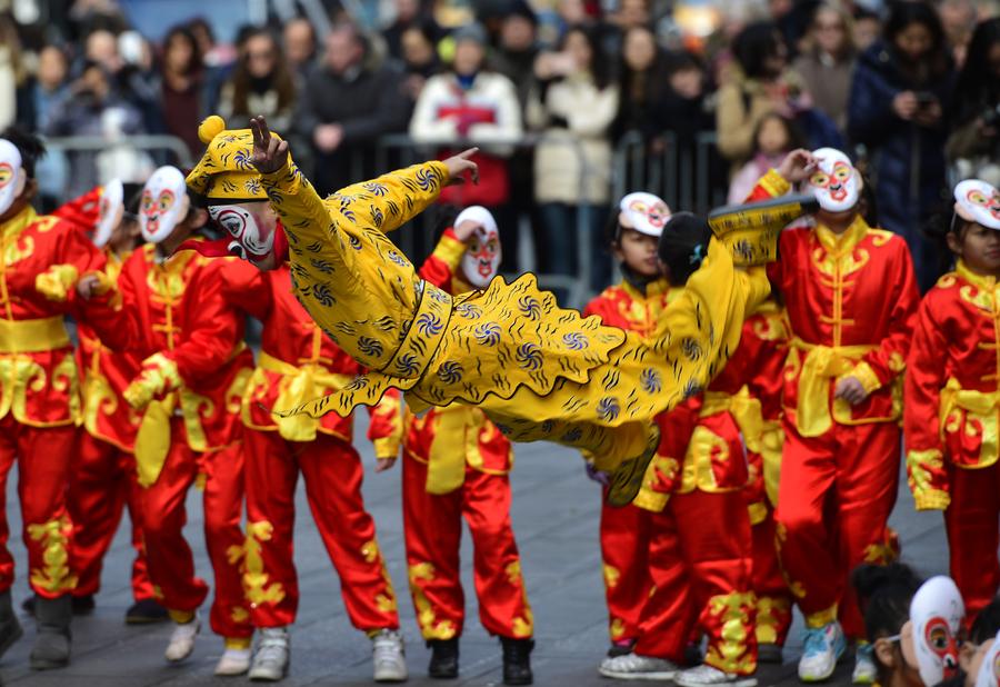 Flash mob in monkey costumes appears in NYC to mark Chinese New Year