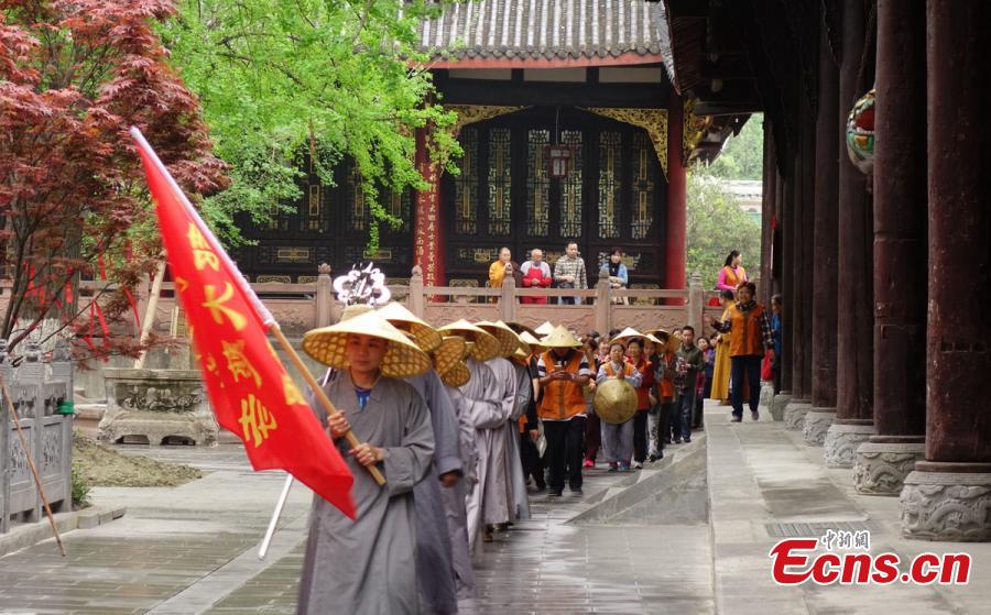 Monks start 180-km walk to Mount Emei