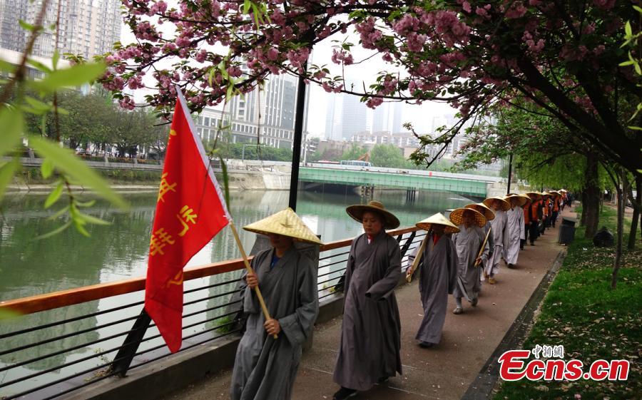 Monks start 180-km walk to Mount Emei