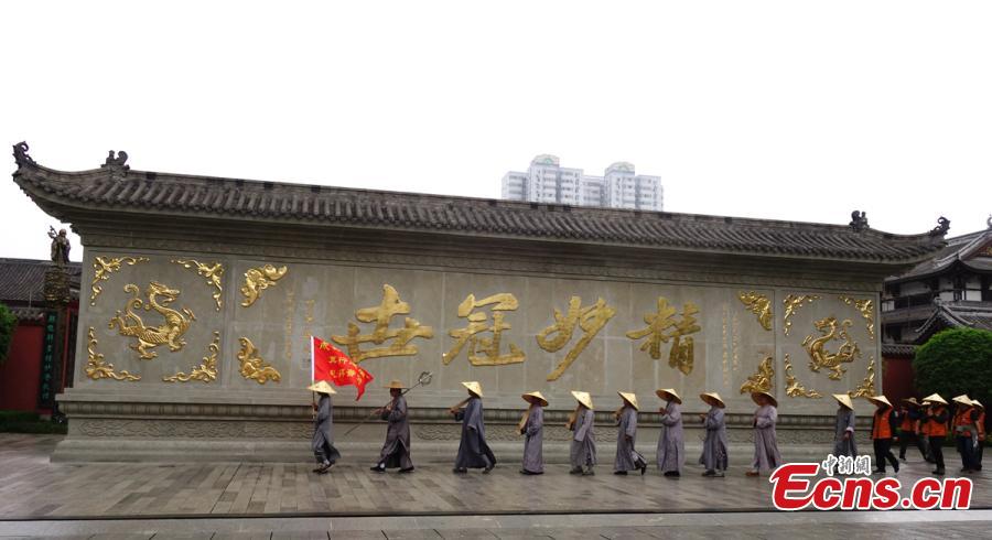 Monks start 180-km walk to Mount Emei