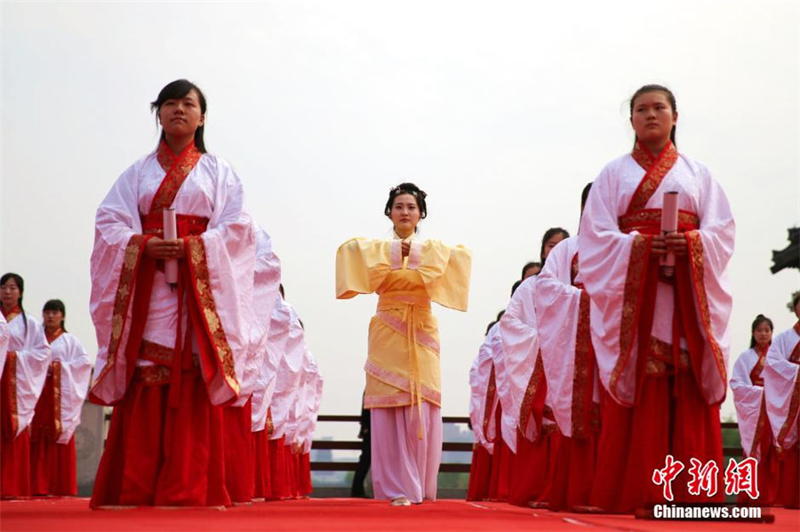 Girls attend adulthood ceremony in Xi'an