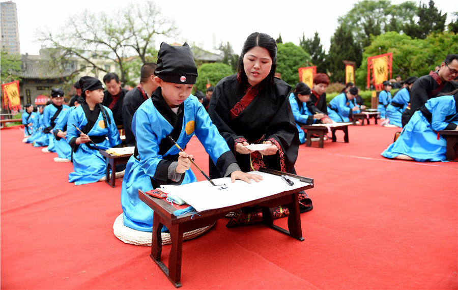 Pupils learn traditional Han-style etiquette in C China