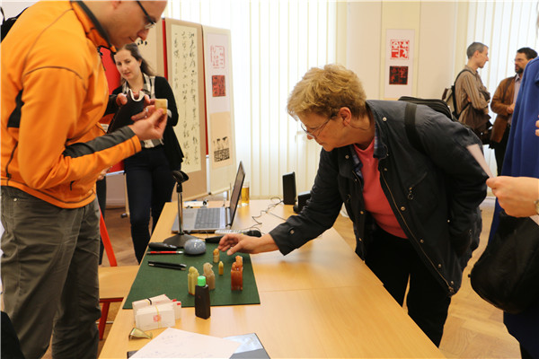 Chinese Culture Talk on seal engraving held in Czech Republic