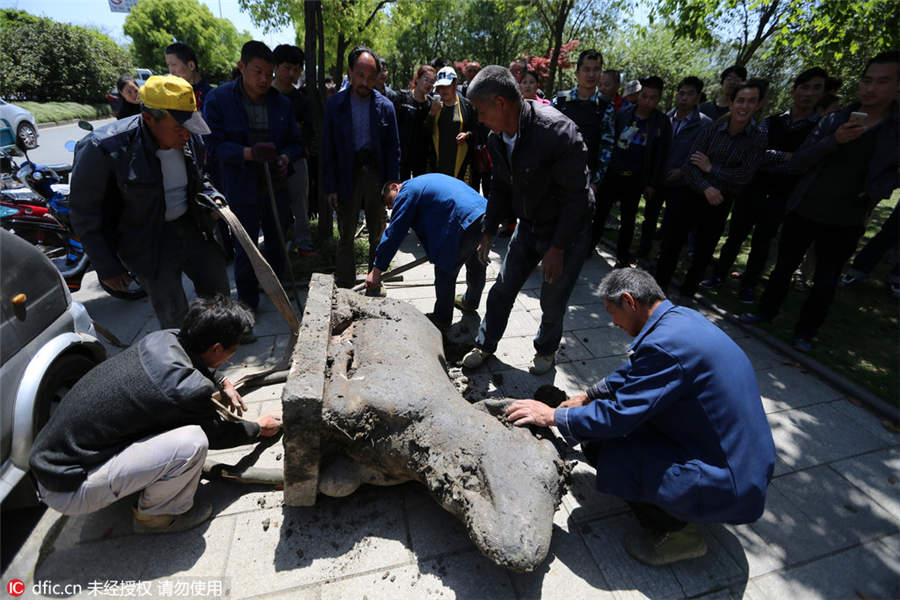 Lifelike stone statues found in Zhejiang tomb