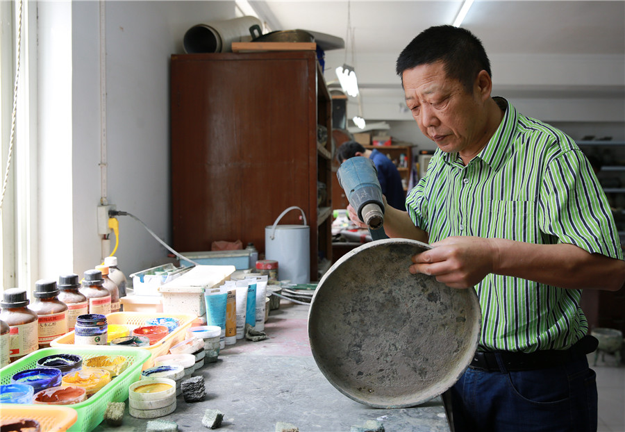 Restorers revive ancient bronze ware in C China