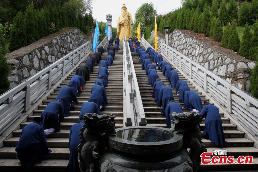 Hundreds of Taoists worship Laojun Mountain