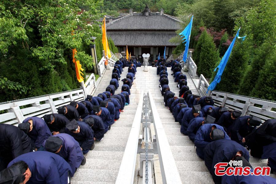 Hundreds of Taoists worship Laojun Mountain