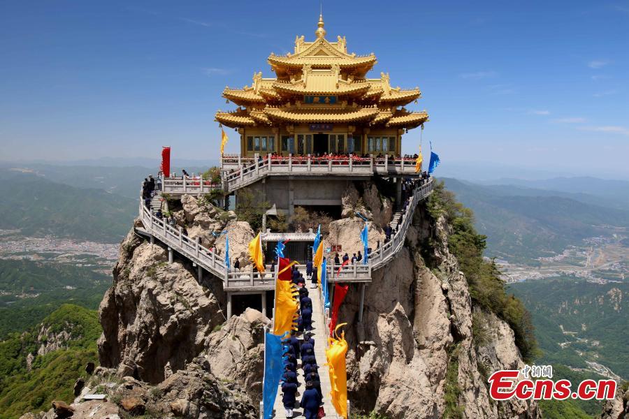 Hundreds of Taoists worship Laojun Mountain