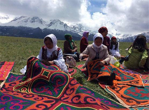 Traditional Kazakh wedding showcased in Xinjiang