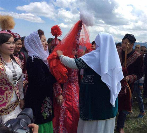 Traditional Kazakh wedding showcased in Xinjiang