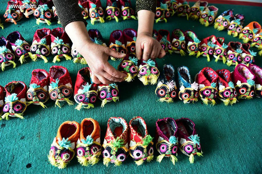 In pics: Inheritors of tiger-head shoes in E China