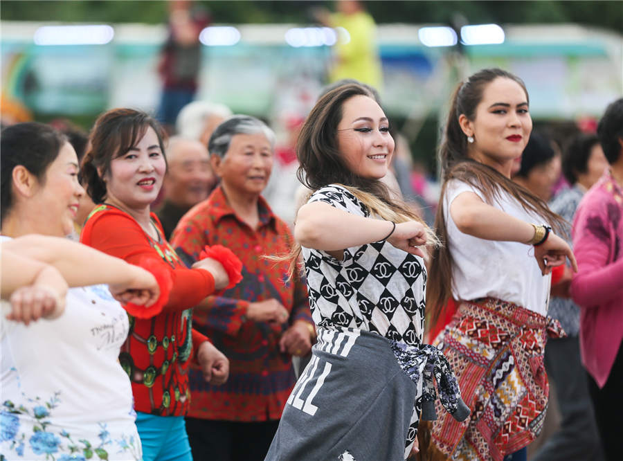 Dance carnival lighs up Tacheng in Xinjiang