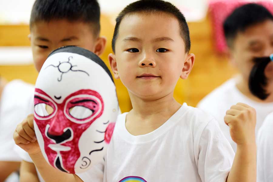 Getting to know Peking opera by making facial masks