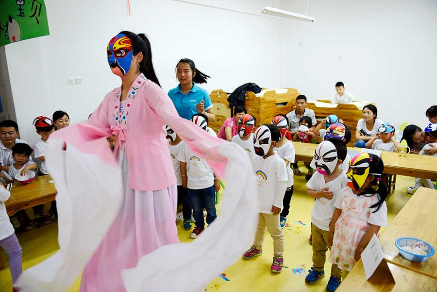 Getting to know Peking opera by making facial masks