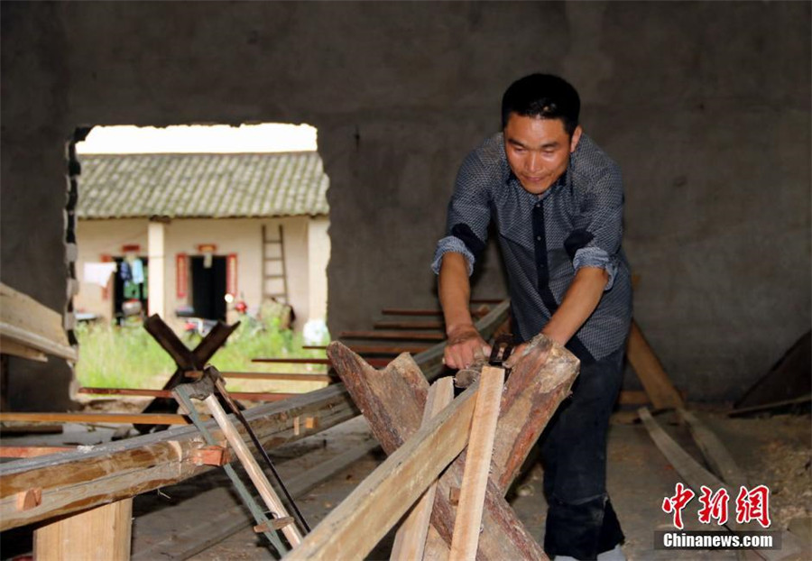 Craftsman busy making boats for Dragon Boat Festival