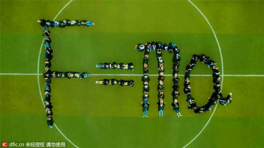 Jilin students celebrate graduation in creative way