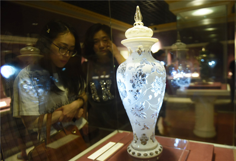 European glass art exhibition held in Hangzhou