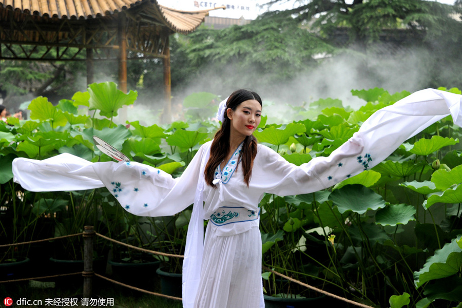 Females in qipao warm up the summer