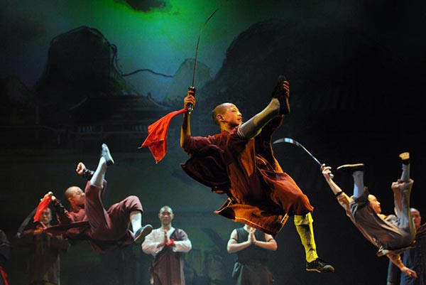 Shaolin monks stun Singapore audiences with authentic Chinese kung fu