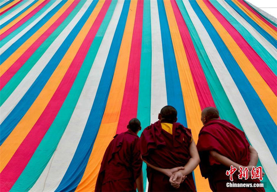 Thangka worship activity held in Tibet monastery