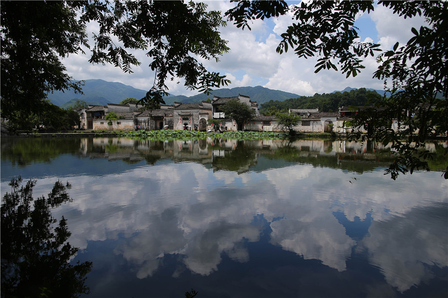 Sinologists visit historical sites in Anhui