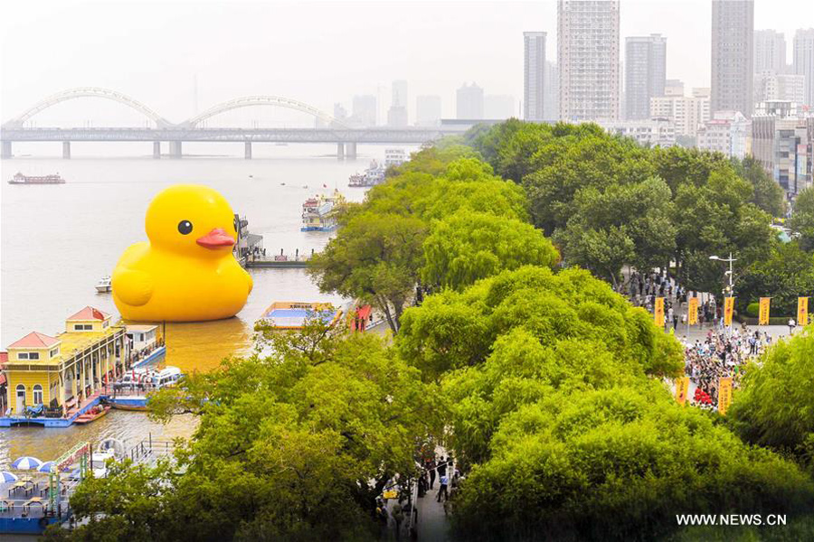 18-meter-high rubber duck seen in NE China