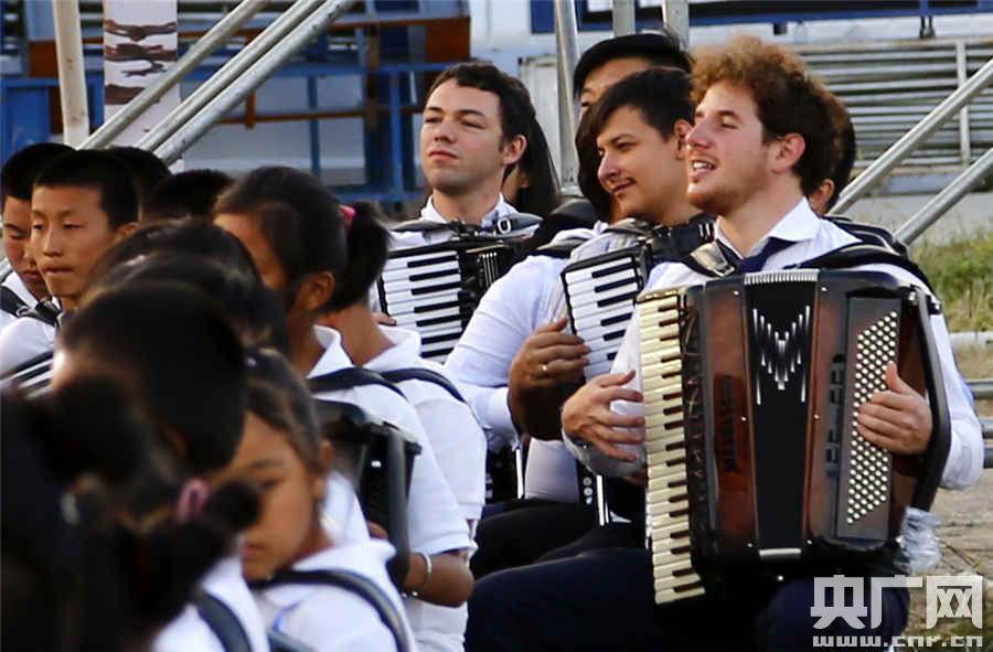 Accordion performance in Xinjiang breaks Guinness record