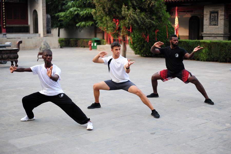 Foreign apprentices learn tai chi in Chenjiagou