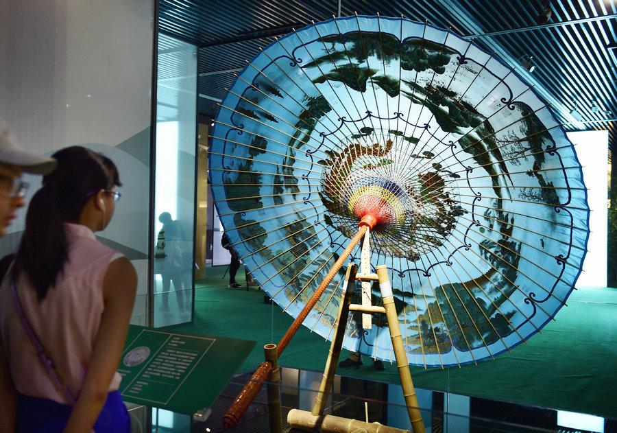 Exhibition of West Lake silk umbrellas held in Hangzhou