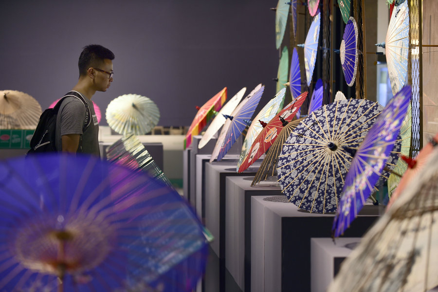 Exhibition of West Lake silk umbrellas held in Hangzhou