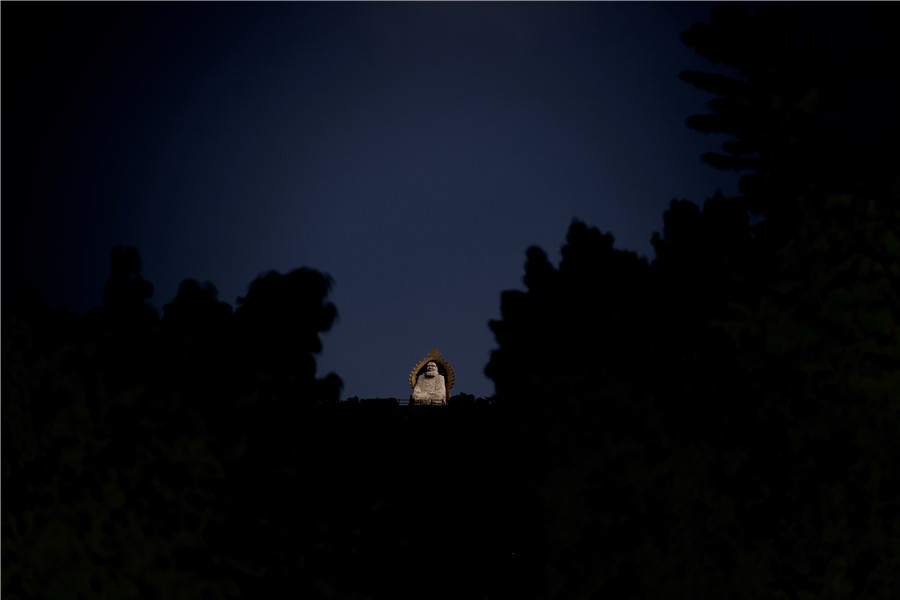 Stunning photos reveal Shaolin Temple at night