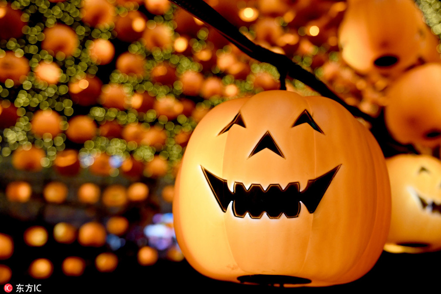 Sea of Halloween pumpkin lanterns lights up Shenyang