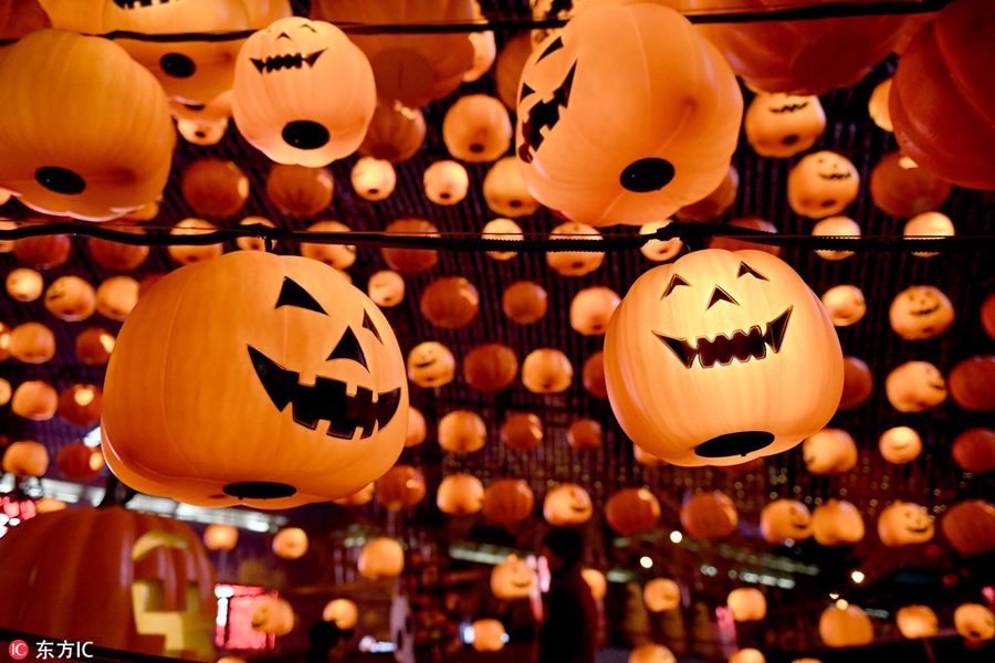 Sea of Halloween pumpkin lanterns lights up Shenyang