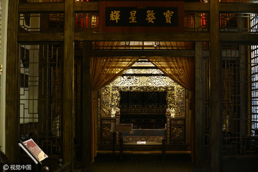 Most luxurious antique bed dazzles in Chongqing