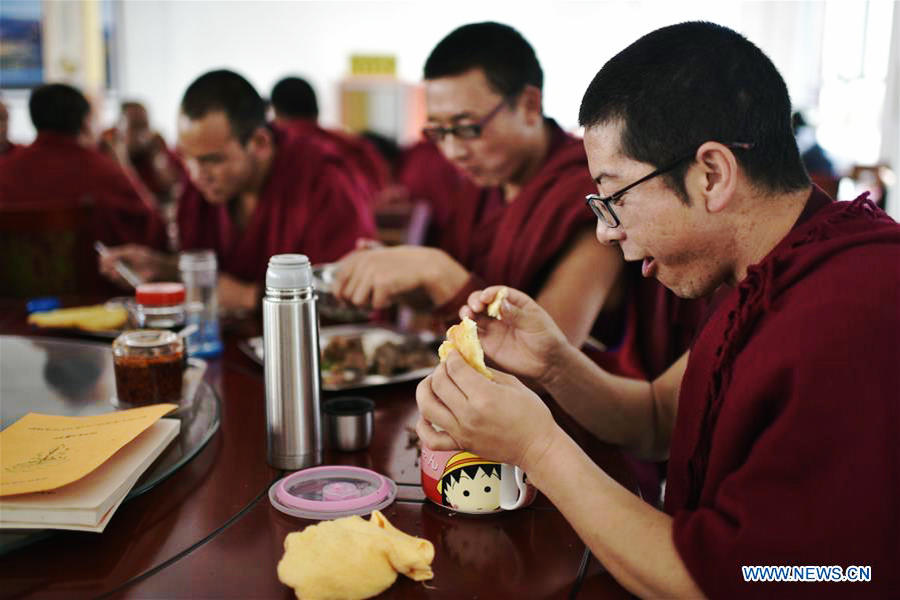 Monks have lesson at Qinghai Tibetan Buddhism College