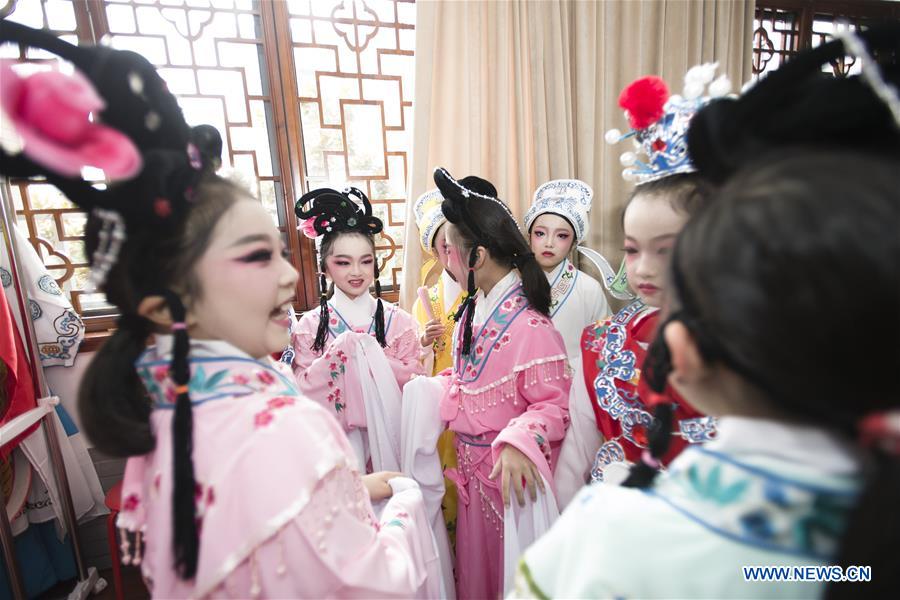 Hubei implements project to bring Chinese dramas into schools