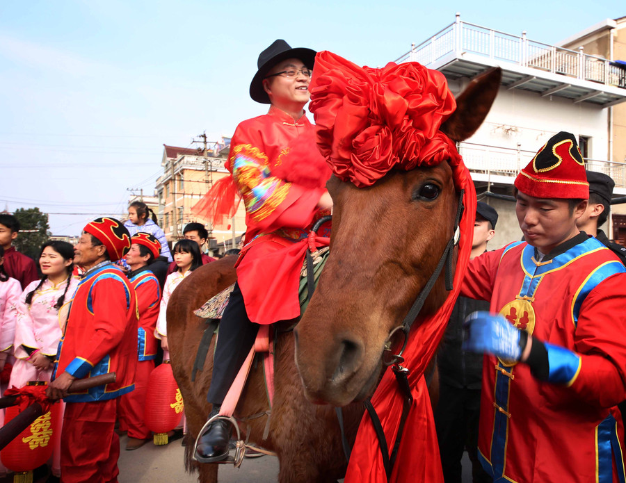 Crowds witness traditional water-town wedding in E China