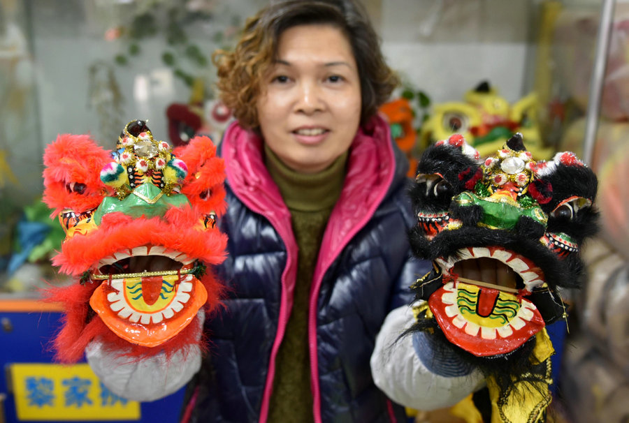 Mother and daughter: Generations of 'lion head' makers