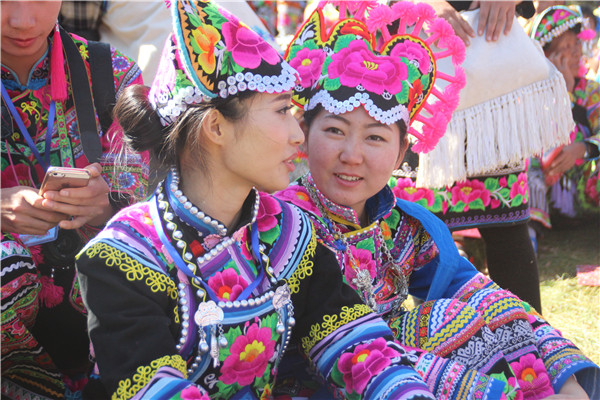 A local dating festival brings out the splendor of Yi embroidery