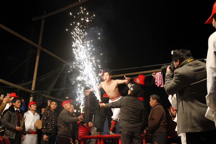 'Firework eating' performed during Lantern Festival in SE China